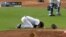 Bryan Mitchell, golpeado en el rostro por una pelota.
