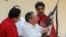 Raúl Castro muestra el rifle de su hermano Fidel Castro al entonces presidente de Venezuela Hugo Chávez, y a su predecesor, Nicolás Maduro, en Santiago de Cuba, en diciembre de 2007. 