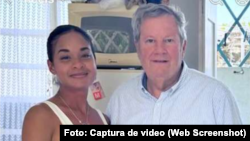 Mike Hammer junto a Lisandra Cuza, esposa del Spiderman cubano