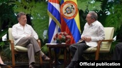 Reunión de los mandatarios de Cuba y Colombia, Raúl Castro y Juan Manuel Santos, este lunes en La Habana, durante la cual trataron temas de interés común para los dos países. Foto Oficial Presidencia de Colombia.