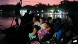 La migrante venezolana Lisbeth Contreras abraza a sus hijos mientras cruza el río Suchiate en la frontera entre Guatemala y México. (AP/Matías Delacroix, Archivo)