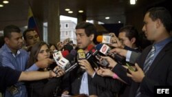 El alcalde del municipio caraqueño de Sucre y el jefe nacional de la campaña opositora, Carlos Ocaríz, habla con la prensa a su llegada al Consejo Nacional Electoral (CNE) hoy, miércoles 17 de Abril del 2013, en Caracas, donde presentó en nombre del candi