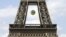Una bola de tenis gigante con las palabras "Roland Garros" cuelga de la Torre Eiffel de París, Francia.