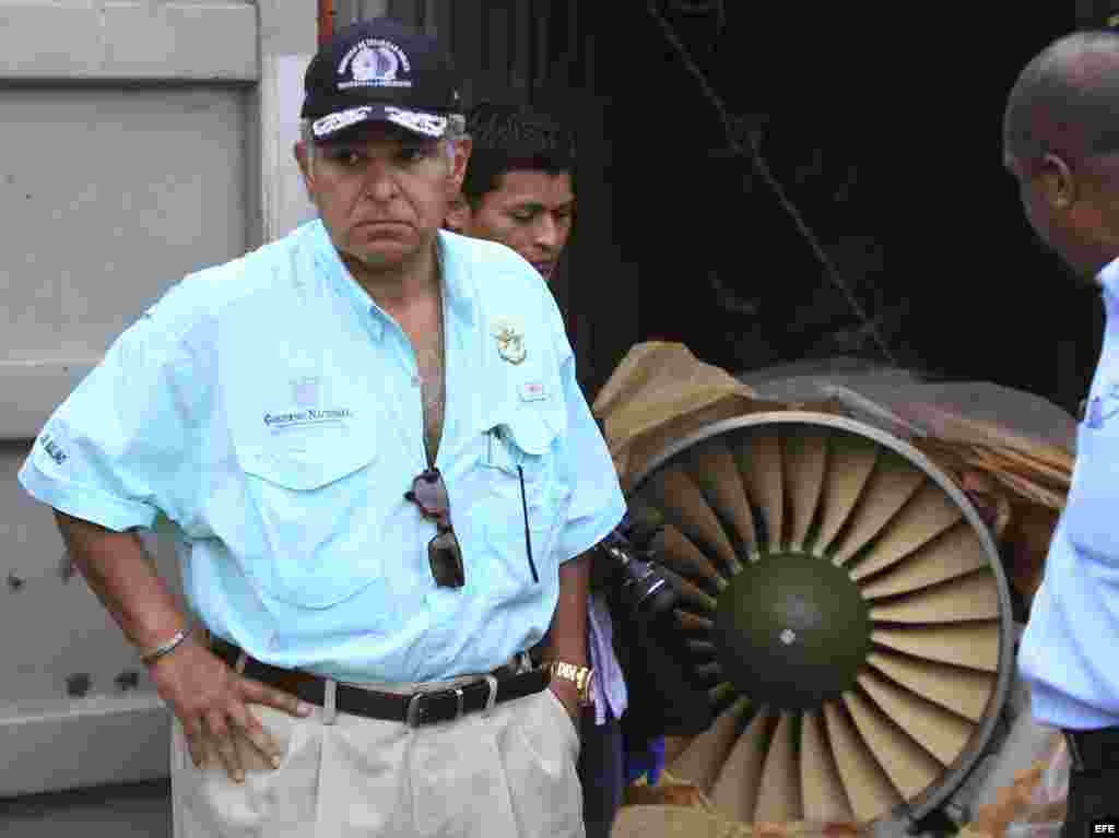 Autoridades panameñas presentan un grupo de contenedores con piezas de aviones hoy, martes 30 de julio de 2013, en el puerto de Manzanillo, en la caribeña ciudad de Colón, procedentes del barco de bandera norcoreana "Chong Chon Gang", donde se hallaron eq