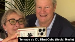 Hammer publicó esta foto con la Embajadora de Ucrania.