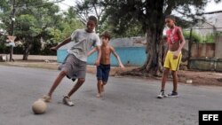 Niños juegan al fútbol en La Habana