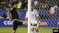 Oribe Peralta de México anota ante Cuba.