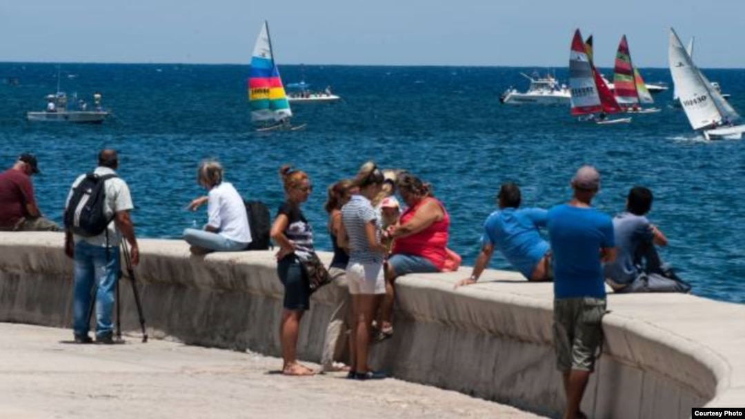 Habaneros observan desde el Malecón las embarcaciones de la regata Havana Challenge, realizada en mayo del 2015 entre Cayo Hueso y La Habana 