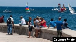 Habaneros observan desde el Malecón las embarcaciones de la regata Havana Challenge, realizada en mayo del 2015 entre Cayo Hueso y La Habana 