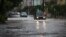 Vehículos transitan por una calle inundada hoy, viernes 29 de noviembre de 2013, en La Habana
