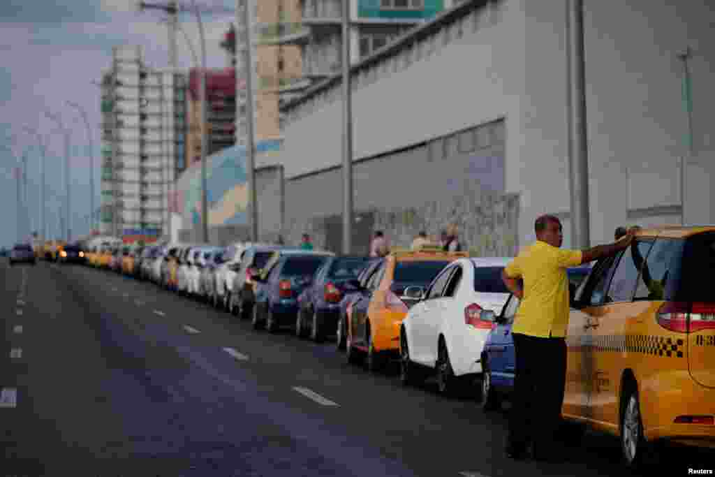 Larga cola para el combustible en La Habana.