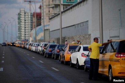 Colas interminables por la gasolina