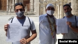 Los periodistas independientes Héctor Luis Valdés Cocho y Esteban Rodríguez frente a la Catedral de La Habana.