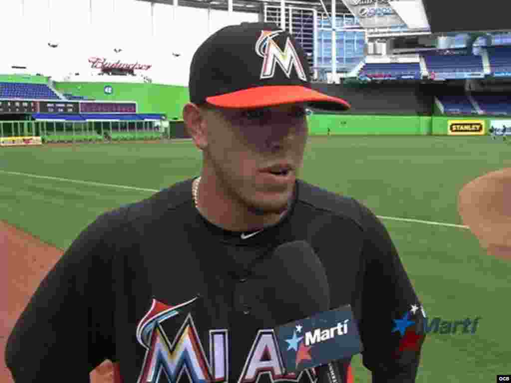 José Fernández lanzador cubano de los Marlins recibe elogios en su debut. El derecho de Santa Clara es el cuarto jugador de los Marlins que consigue el galardón en 11 años.