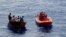 Balseros cubanos son interceptados por los guardias estadounidenses unas 82 millas al suroeste de Cayo Hueso, Florida, en 2007.