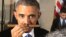 Barack Obama huele el puro que le han ofrecido en una fiesta en la Casa Blanca.