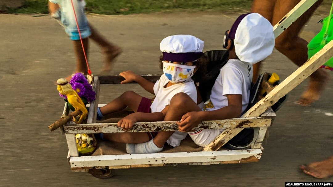 Niños con mascarillas para protegerse del coronavirus durante una celebración religiosa en La Habana. (ADALBERTO ROQUE / AFP).