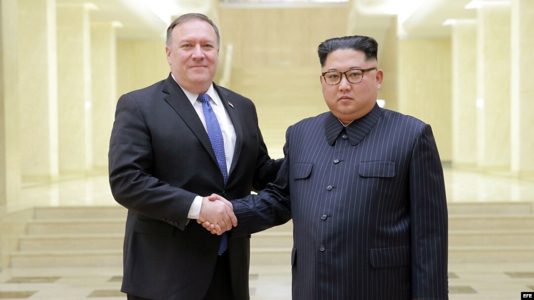 El gobernante norcoreano Kim Jong-Un posa con el secretario de Estado de EEUU Mike Pompeo, en Pyongyang, en mayo de 2018. (Archivo)