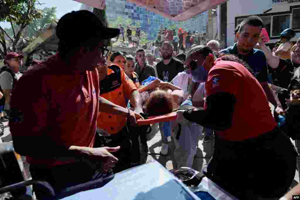 Una mujer rescatada de un edificio derrumbado por el sismo en Cali, Colombia. 