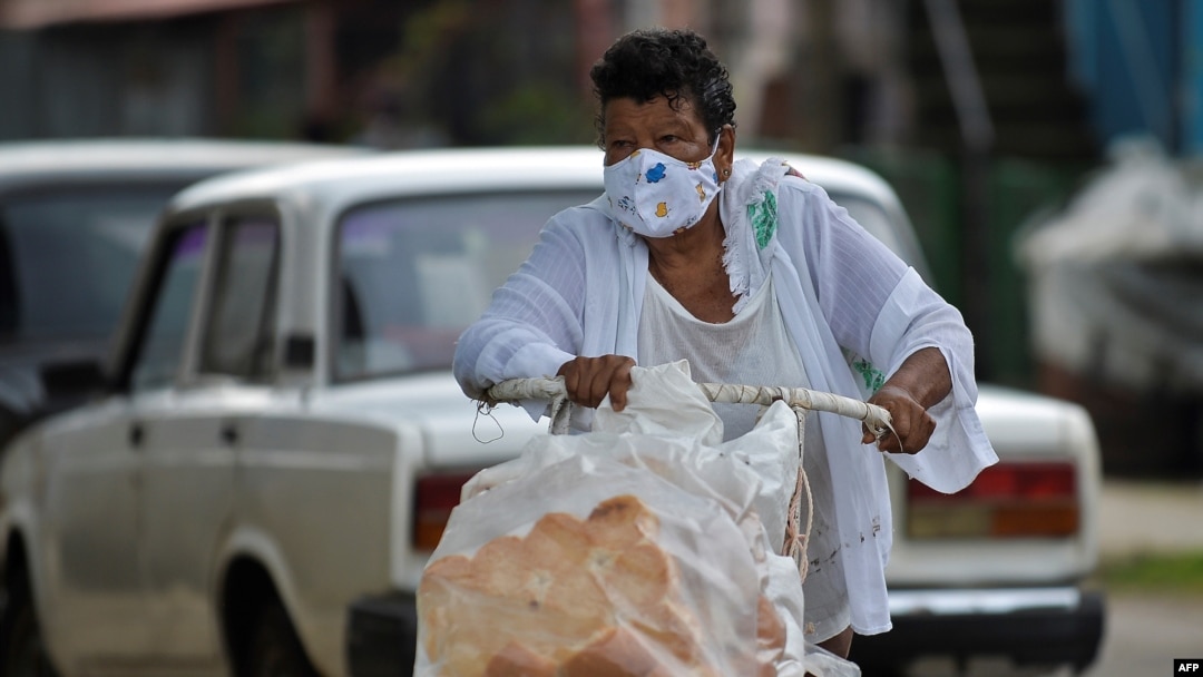 Una mujer sale a las calles de La Habana a vender pan en tiempos de coronavirus, el 22 de junio de 2020. (Yamil Lage / AFP).