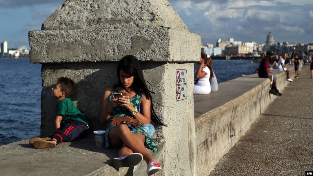  Una joven se conecta a internet en el muro del Malecón, en La Habana. (Archivo)