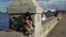  Una joven se conecta a internet en el muro del Malecón, en La Habana. (Archivo)