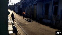 Una calle casi desierta en Santiago de Cuba el 24 de septiembre de 2023. Yamil LAGE / AFP