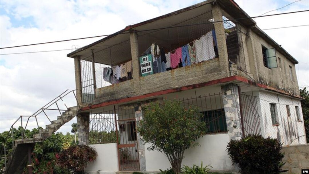  Un hombre camina junto a una casa que se encuentra a la venta hoy, lunes 12 de noviembre de 2012, en La Habana (Cuba). Un año después de que el Gobierno legalizara la compraventa de casas entre particulares, ha surgido en Cuba un nuevo y particular merca