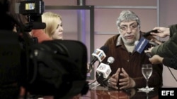 El depuesto presidente de Paraguay, Fernando Lugo (d), habla a medios internacionales el domingo 24 de junio de 2012 en Asunción (Paraguay). EFE/Andrés Cristaldo