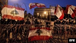 Soldados anti disturbios hacen guardia frente al palacio gubernamental en Beirut, Líbano,