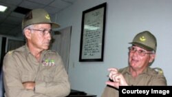 El general Arnoldo Ferrer Martínez, a la derecha, junto a su hermano también general.