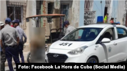 La Hora de Cuba publicó esta imagen del momento en el que la Policía rodeaba a un hombre que murió en su bicitaxi en Camagüey. 