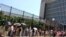 Un grupo de personas espera para entrar en la entrada de la Sección de Intereses de EEUU en La Habana. 