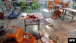 Imagen facilitada por la agencia de noticias siria, SANA, que muestra los restos de sangre en la facultad de Arquitectura en Damasco tras el impacto de varios proyectiles de mortero.