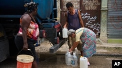 Una anciana busca agua en La Habana.