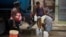 Una anciana busca agua en La Habana.