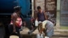 Una anciana busca agua en La Habana.