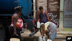 Una anciana busca agua en La Habana.