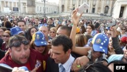 El líder opositor venezolano, el excandidato presidencial Henrique Capriles (c), saluda a simpatizantes hoy en la plaza de San Pedro, en Roma. 