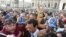 El líder opositor venezolano, el excandidato presidencial Henrique Capriles (c), saluda a simpatizantes hoy en la plaza de San Pedro, en Roma. 