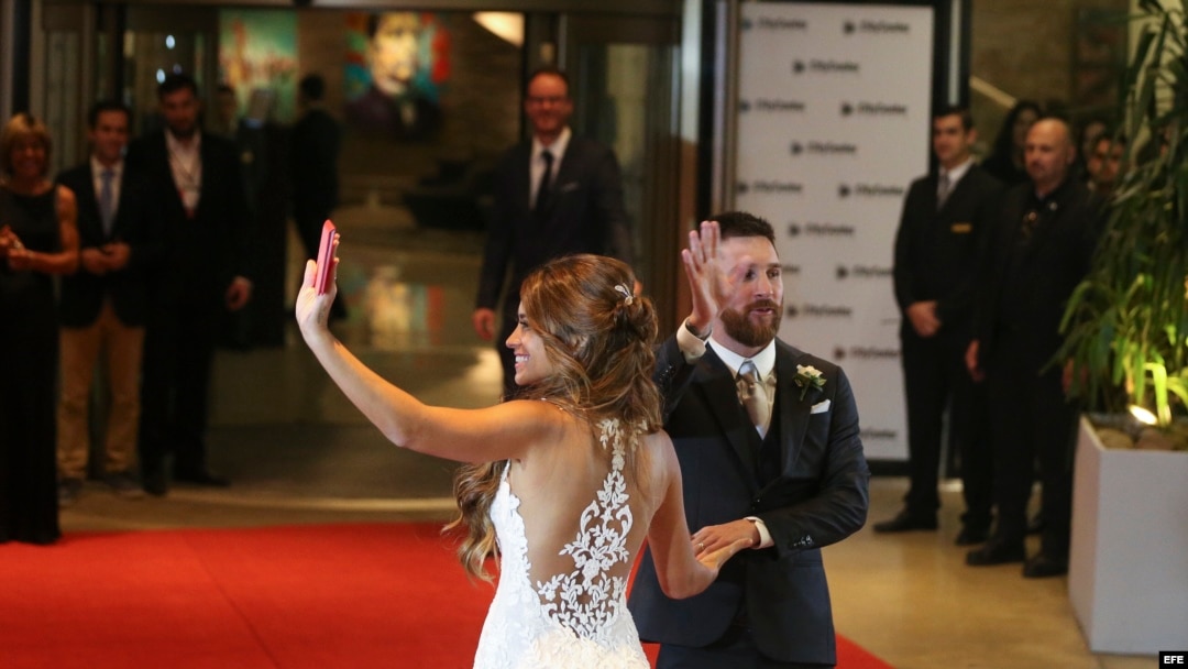 El jugador argentino Lionel Messi (d) y su esposa, Antonella Rocuzzo, saludan tras casarse hoy, viernes 30 de junio de 2017, en Rosario (Argentina).