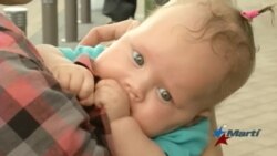 Bebé Melania y su madre llegan a Miami con parole humanitario