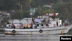 Activistas del convoy Nuestra América a su llegada a La Habana.