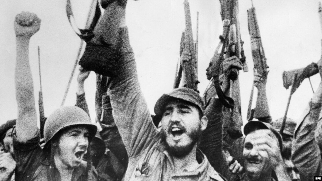 Fidel Castro y un grupo de rebeldes celebran el triunfo.