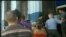 Un estudiante muestra el documento que le fue entregado al embajador de la OEA en Caracas.