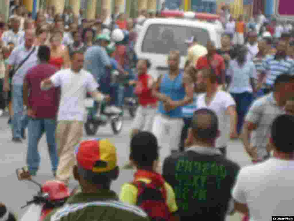 Yoandris Beltrán Gamboa, rodeado de otros activistas de derechos humanos de UNPACU.