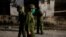 Miembros del ejército cubano desinfectan una calle en La Habana, el 15 de abril del 2020.