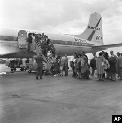 El 15 de noviembre de 1962, setenta y siete refugiados cubanos abordaron un avión fletado hacia EEUU.