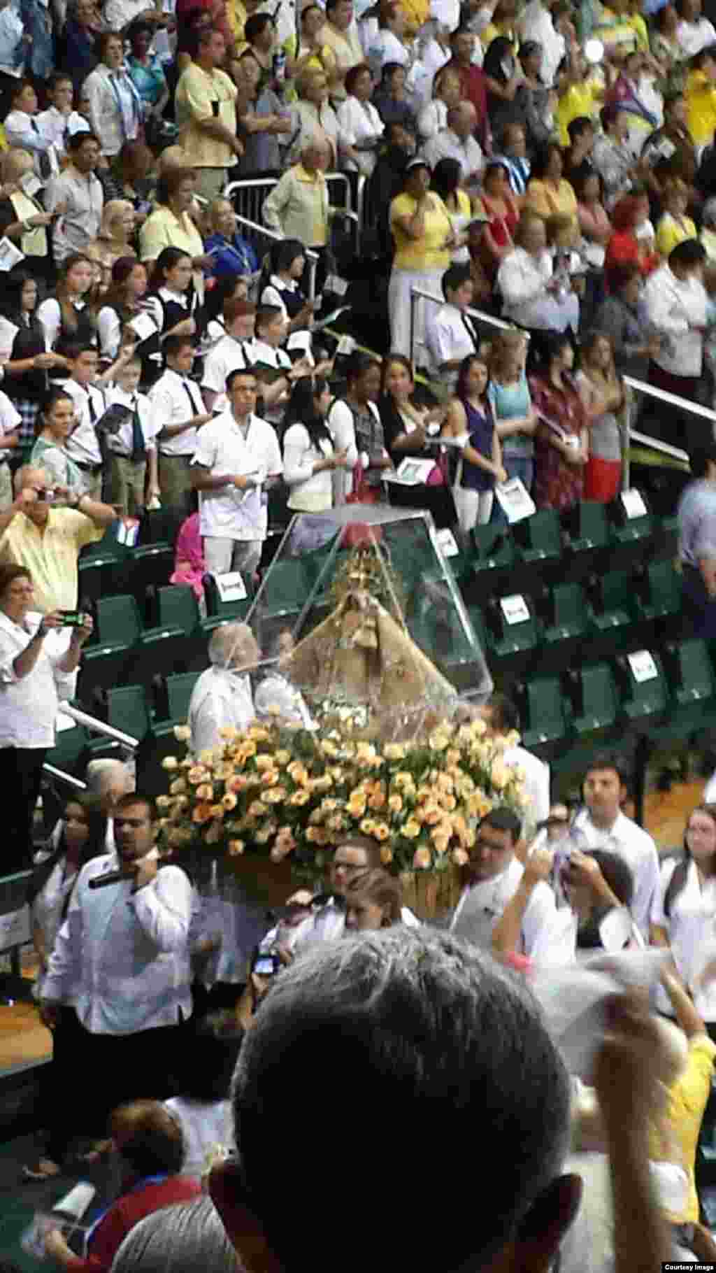 La imágen de la Virgen es llevada por los feligreses