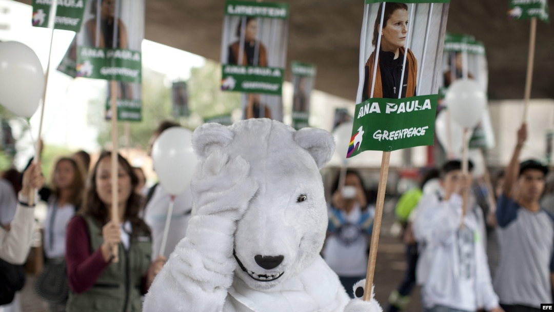 Cientos de voluntarios de Greenpeace, en Sao Paulo (Brasil), exigen la liberación de varios activistas arrestados por protestar por excavaciones en el Ártico. 